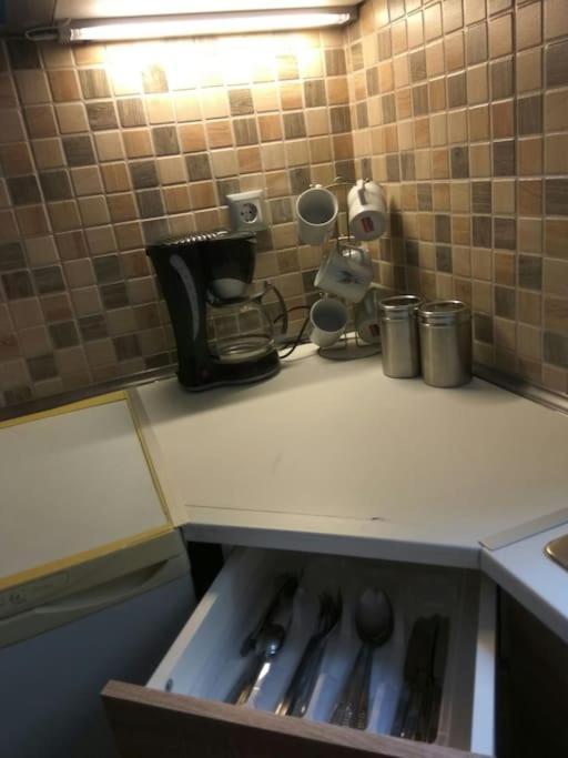 Nice& Cozy Flat 1Min From The Heart Of Athens.Wifi Luaran gambar